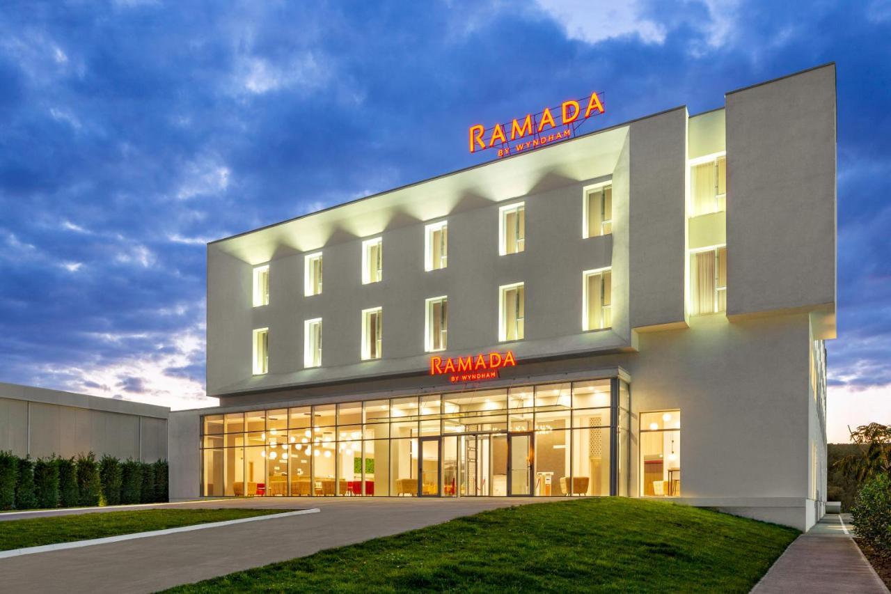 Ramada By Wyndham Targu Jiu Hotel Exterior foto